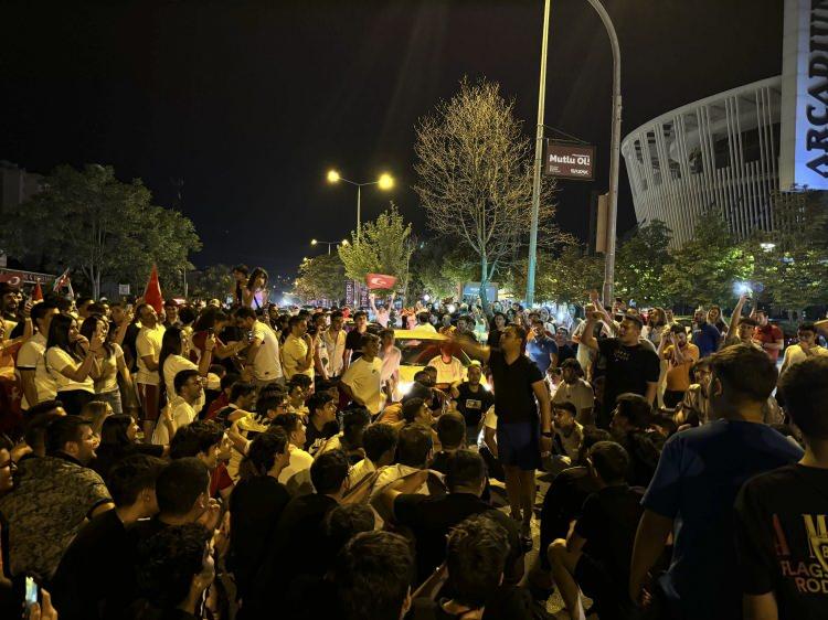 <p>Ankara'nın Çayyolu semtinde, 2024 Avrupa Futbol Şampiyonası son 16’da oynanan Avusturya-Türkiye karşılaşmasını izleyen vatandaşlar, milli takımın çeyrek finale yükselmesini kutladı.</p>