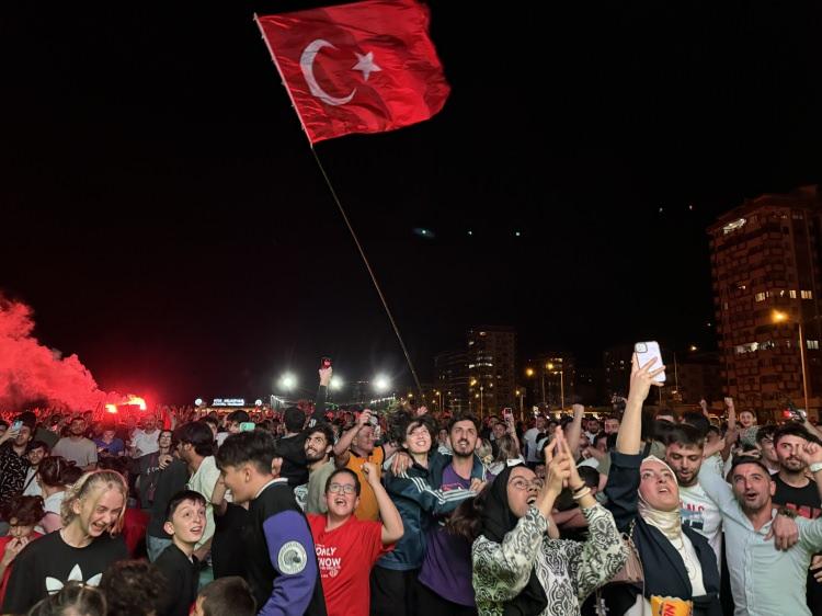 <p>Rize'de vatandaşlar, Türkiye'nin 2024 Avrupa Futbol Şampiyonası son 16 turunda Avusturya ile yaptığı karşılaşmayı Sahil Parkında kurulan dev ekrandan seyretti.</p>