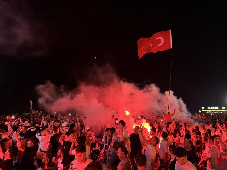 <p>Vatandaşlar, milli takımın çeyrek finale yükselmesini kutladı.</p>