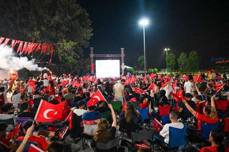 <p>2024 Avrupa Futbol Şampiyonası son 16’da oynanan Avusturya-Türkiye karşılaşmasını Yalova'daki 15 Temmuz Demokrasi ve Cumhuriyet Meydanı'nda kurulan dev ekrandan izleyen vatandaşlar, çeyrek finale yükselen Türkiye’nin galibiyetini kutladı.</p>
