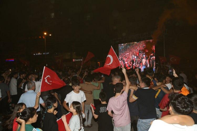 <p>A Milli Futbol Takımı, Avusturya'yı 2-1 mağlup ederek adını çeyrek finale yazdırdı. Siirt'te vatandaşlar, maçın bitiş düdüğüyle birlikte sevinç yaşadı.</p>
