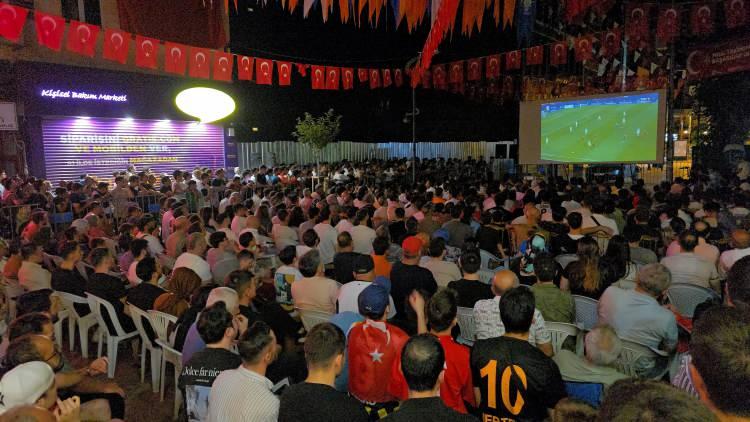 <p>Karabük'te vatandaşlar, Türkiye'nin 2024 Avrupa Şampiyonası (EURO 2024) son 16 turu maçında Avusturya ile yaptığı karşılaşmayı dev ekranlardan seyretti.</p>

<p> </p>
