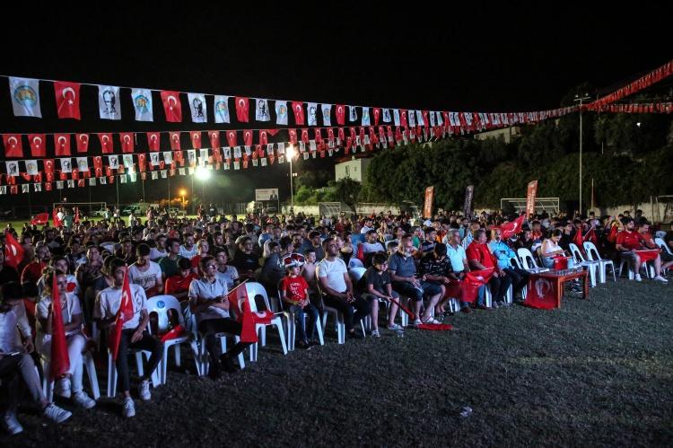 <p>Mersin'de vatandaşlar, A Milli Futbol Takımı'nın, 2024 Avrupa Şampiyonası (EURO 2024) son 16 turunda Avusturya ile oynadığı karşılaşmayı kurulan dev ekranlardan seyretti.</p>

<p> </p>
