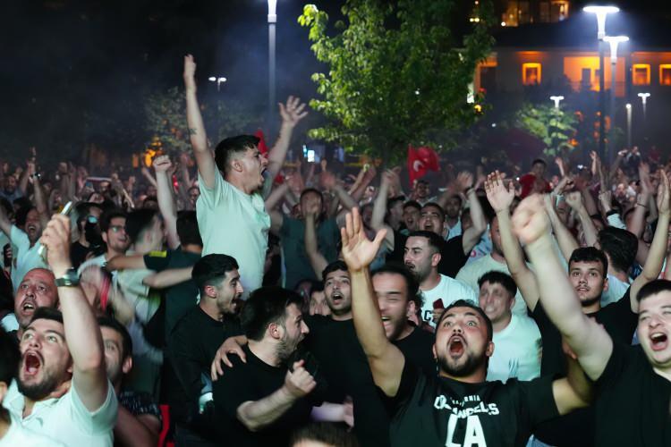 <p>Maç bitiminde vatandaşlar sevinç yaşadı</p>

<p> </p>
