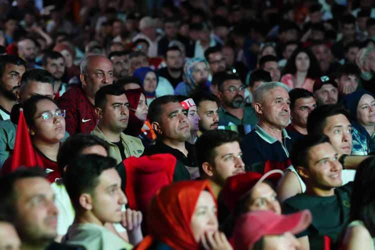 <p>Düzce'de vatandaşlar, Türkiye'nin 2024 Avrupa Şampiyonası (EURO 2024) son 16 turu maçında Avusturya ile yaptığı karşılaşmayı dev ekranlardan seyretti.</p>

<p> </p>
