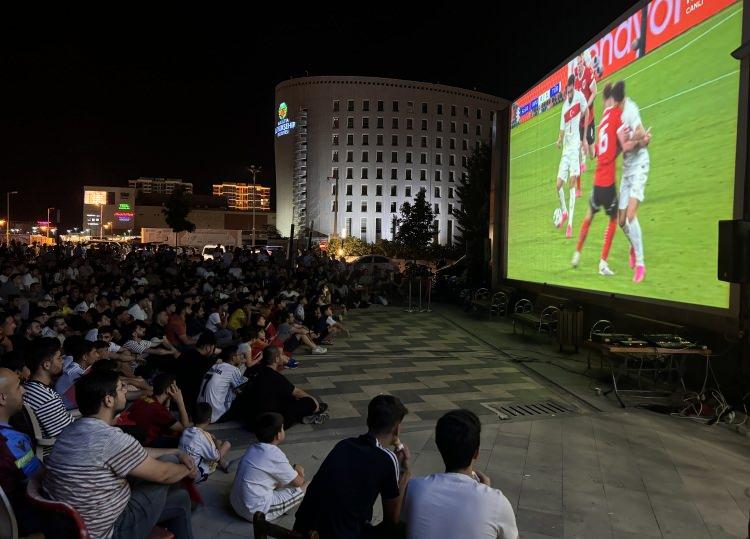 <p>Malatya'da vatandaşlar, Türkiye'nin 2024 Avrupa Şampiyonası (EURO 2024) son 16 turu maçında Avusturya ile yaptığı karşılaşmayı dev ekranlardan seyretti.</p>

<p> </p>
