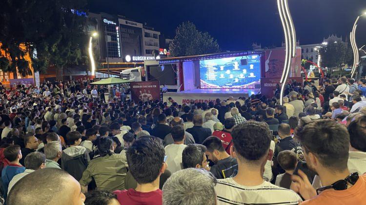 <p>Bolu'da vatandaşlar, Türkiye'nin 2024 Avrupa Şampiyonası (EURO 2024) son 16 turu maçında Avusturya ile yaptığı karşılaşmayı dev ekranlardan seyretti</p>

<p> </p>

