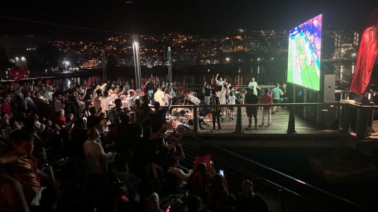 <p>Zonguldak'ta vatandaşlar, Türkiye'nin 2024 Avrupa Şampiyonası (EURO 2024) son 16 turu maçında Avusturya ile yaptığı karşılaşmayı dev ekranlardan seyretti.</p>

<p> </p>
