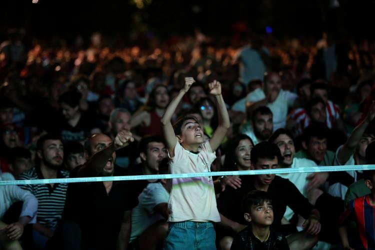 <p>Kırklareli'nde vatandaşlar, 2024 Avrupa Futbol Şampiyonası (EURO 2024) son 16 turunda Türkiye ile Avusturya karşılaşmasını Millet Bahçesi'nde kurulan ekrandan seyretti.</p>

<p> </p>
