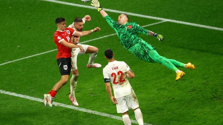 <p>Malik shamzz: Mert Günok`un kurtarışı kesinlikle akıllara durgunluk veren bir hareketti! Süper kahraman filmi izliyor gibiydik ama Günok dünyayı kurtarmak yerine Türkiye`nin Euro 2024 hayalini kurtardı!</p>

<p> </p>
