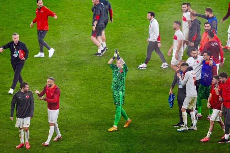 <p>Sky Sports'ta da hem Merih Demiral'ın iki golü hem de yine Mert Günok'un son dakikadaki kurtarışına değinildi.</p>

<p>Merih'in 57. saniyedeki golünün son 16 turunun en erken golü olduğu öne çıkarıldı. </p>
