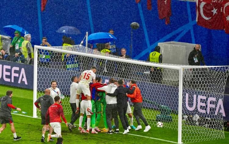 <p>Alman Bild gazetesi ise Türkiye'nin çeyrek final başarısının yanısıra, maçta sahaya atılan yabancı maddelere de dikkat çekti.</p>
