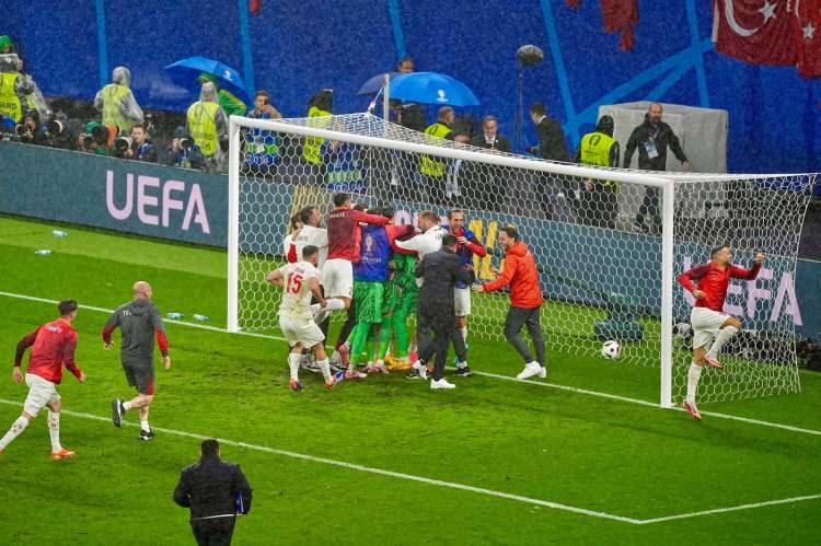 <p>Avusturyalı futbolcu Sabitzer'in korner sırasında kafasına bozuk para isabet ettiği hatırlatıldı.</p>

