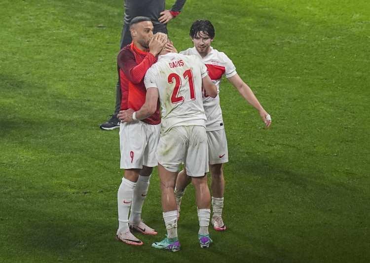 <p>İtalyan yayın organı La gazzetta dello Sport da <em><strong>"Demirel abarttı: Avusturya'ya karşı iki gol. Montella'nın Türkiye'si çeyrek finalde"</strong></em> manşetini attı.</p>
