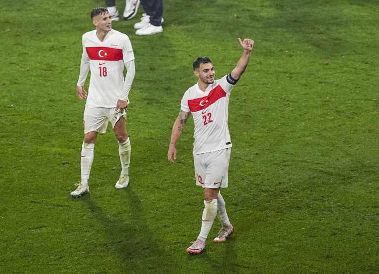 <p>Türkiye'nin çeyrek finalde Hollanda ile karşı karşıya geleceği aktarıldı, gollerde Arda Güler'in kullandığı başarılı korner atışlarının etkisine de değinildi.</p>

<ul>
</ul>
