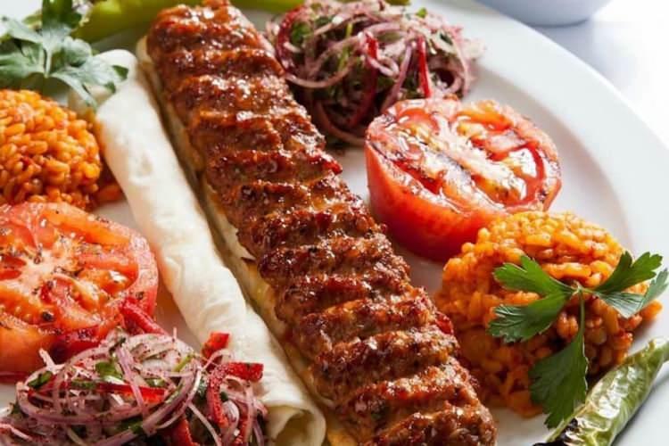 <p><span style="color:#000000"><strong>Avusturya'da yaşayan Türklerin yanı sıra, Avusturyalı futbolseverler de maç günü 'kebap' dışında bir şey yemek istemedi.</strong></span></p>
