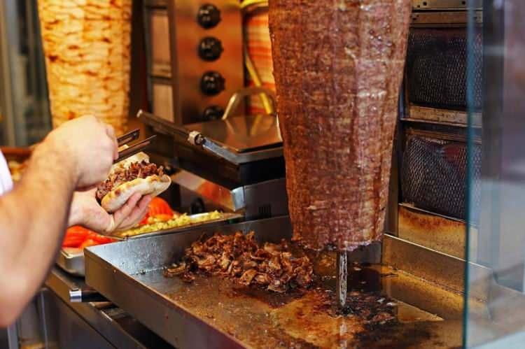 <p><span style="color:#000000"><strong>Futbol coşkusunun zirve yaptığı gecede Türkiye'de en çok sipariş edilen yemek de döner oldu. </strong></span></p>
