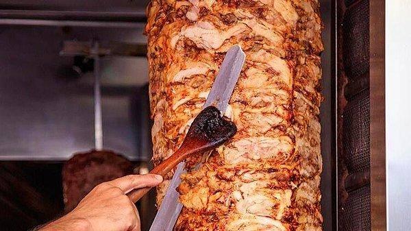 <p><span style="color:#000000"><strong>Geleneksel lezzetlerin ön plana çıktığı sipariş listelerinde özellikle tavuk yemekleri zirveyi gördü. Burger ve pizza siparişleri döneri takip etti. </strong></span></p>
