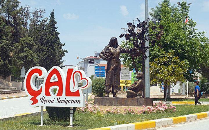 <p><strong>Çal -Denizli</strong></p>
<p>Çağatay lehçesinde yüksek yer ya da yayla anlamına gelen Çal adı, ilçenin doğal konumundan dolayı verilmiştir. "Çal" kelimesi bunun yanında taşlık yer, çıplak tepe, kireçli toprak gibi anlamlara da gelmekte.</p>
<p> </p>