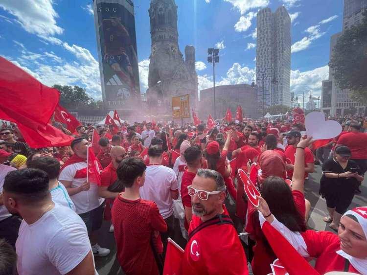 <p>Yaklaşık 50 bin kişinin yer aldığı taraftar konvoyuna Berlin polisi de eşlik ederek güvenlik önlemleri aldı.</p>
