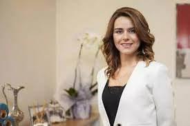 <p>Bunun ardından Bornova Şube Müdürü ve aynı zamanda Karşıyaka Spor Kulübü Yönetim Kurulu üyesi ve Karşıyaka Altyapı Basketbol Şube Başkanı da olan Hatice Ö., iddiaya göre, yüksek kar vaadiyle fon ve altın alarak değerlendirmek üzere kulübün 3 yöneticisi ile 4 iş insanından yaklaşık 250 milyon TL topladı.</p>