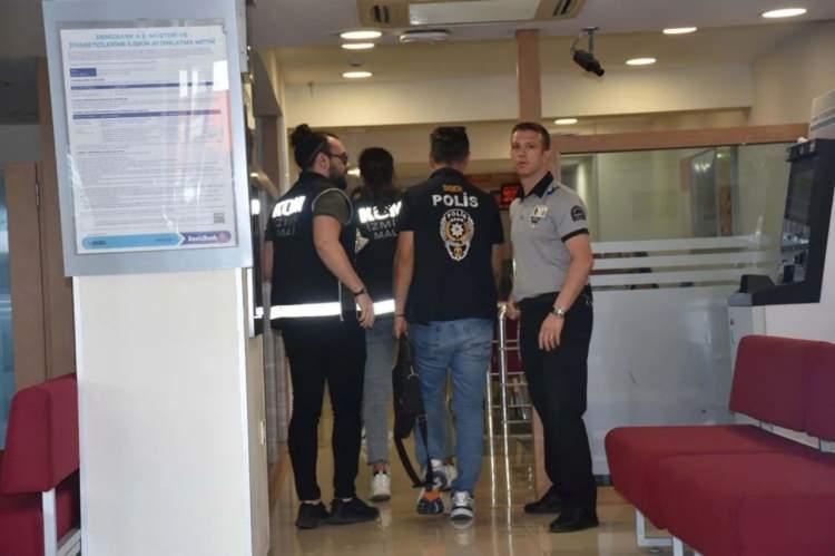 <p>Hatice Ö.'nün paraları gönderdiği öne sürülen döviz bürosunun sahibi Serkan Çelik, polisteki işlemlerinin ardından 28 Haziran'da adliye sevk edildi. Çelik'in ifadesinde, "Hatice Ö., bana para getirdi. Ben ise o paraları altına ve dövize çevirdim. Sonrasında da kendisine iade ettim. Suçlamaları kabul etmiyorum" dediği belirtildi. Çelik, çıkarıldığı Nöbetçi Sulh Ceza Hakimliği'nde tutuklandı.</p>

<p> </p>
