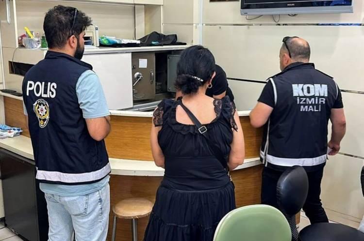 <p>Polis ekipleri ayrıca döviz bürosunda, Denizbank Bornova Şubesi'nde ve belirlenen bazı adreslerde aynı gün arama yaptı. Ayrıca Hatice Ö. ile tutuklanan döviz bürosu sahibi Serkan Çelik'in mal varlıklarına el konuldu.</p>
<p> </p>