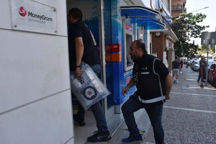<p>Polisteki işlemlerinin ardından banka personeli E.Y. ile döviz bürosu çalışanı A.A. da bugün adliyeye sevk edildi. Her iki şüphelinin de ifadesinde suçlamaları kabul etmediği, bir personel olarak rutin görevlerini yaptıklarını ve herhangi bir usulsüzlüğe karışmadıklarını söylediği bildirildi.</p>
<p> </p>