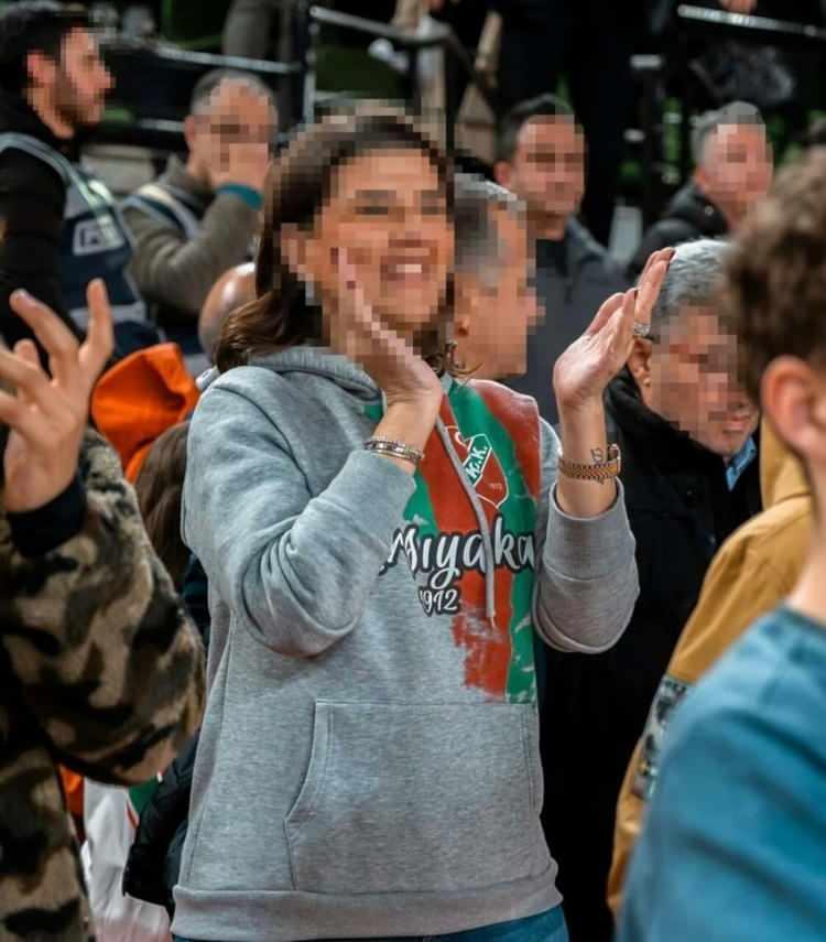 <p>Öte yandan Hatice Ö.'nün, özellikle yüklü miktarda mevduata olanları hedef aldığı, temas kurup dolandırıcılık ağının içine düşürdüğü öne sürüldü.</p>
<p> </p>