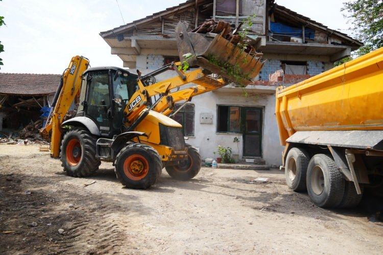 <p>Adrese giden Düzce Belediyesi Zabıta Müdürlüğü ekipleri, evdeki incelemede anne, baba ve zihinsel engelli 3 çocuğunun çöplerle ve hayvanlarla iç içe sağlıksız şartlarda yaşadığını tespit etti.</p>
