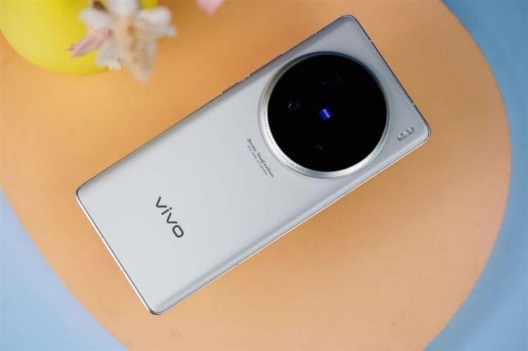 <p><span style="color:#B22222"><strong>5)  VIVO X100 ULTRA</strong></span></p>
