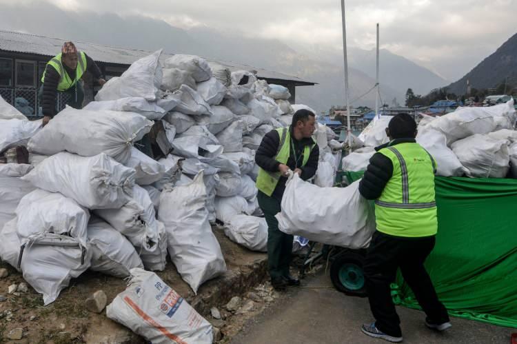 <p>Bu yıl, dağcılara Dağ Koruma Sistemi (DPS) zorunluluğu getirilirken, kendi dışkılarını dağda bırakmamaları ve özel torbalara koyarak yanlarında taşımaları talimatı verildi</p>
