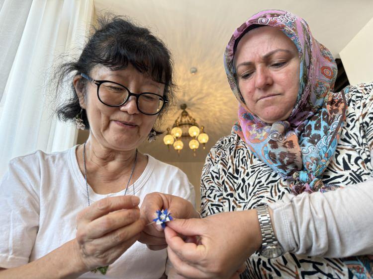 <p>4 Japon arkadaş, 12 saatlik yol yapıp meraklısı oldukları iğne oyasını öğrenmek için Elazığ'a geldi. </p>
