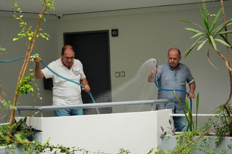 <p>Bitkilere evlat özeniyle baktıklarına dikkati çeken Çoban, <em><strong>"Biz ne kadar ilgi gösterirsek bitkiler de o kadar canlı oluyor. Kuşlarımızın ötüşleriyle avluda güzel ortam oldu. Bina denildiğinde dört duvar biliyoruz ama bizde öyle değil. Burası botanik bir bahçe oldu. Demek ki yapınca bir şeyler olabiliyormuş."</strong></em> diye konuştu.</p>
<p> </p>