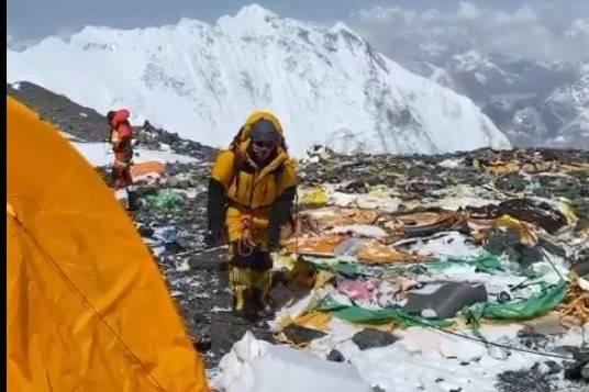 <p>Tahminlere göre 50 tondan fazla çöp ve 200’den fazla cansız beden Everest'te bulunuyor.</p>
