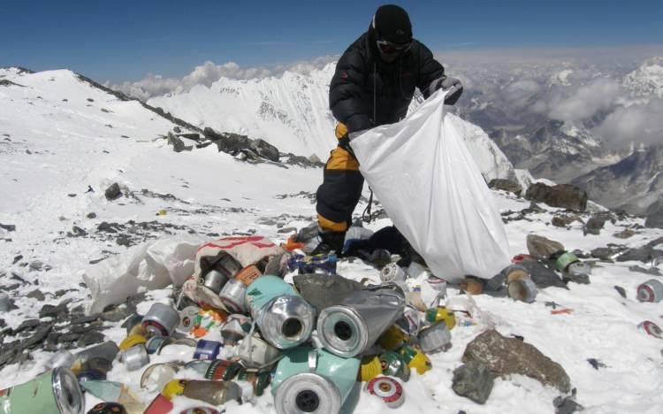 <p>Ancak, bu tırmanışlar sonrasında geride bırakılan tonlarca çöp, Everest’in ekosistemini tehdit ediyor.<br />
<br />
Nepal ordusu, 2019 yılından bu yana düzenli olarak gerçekleştirdiği temizlik çalışmalarına bu yıl da devam etti.</p>
