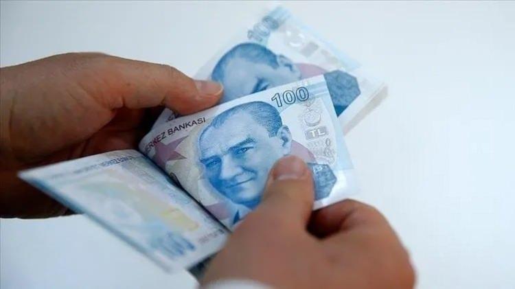 <p><strong>EN GÜÇLÜ FORMÜL 12 BİN 500 TL-</strong></p>

<p> </p>

<p>En düşük emekli maaşı için en güçlü formül 6 aylık enflasyon rakamları doğrultusunda yapılacak artış oldu. Kabaca yüzde 24,73'lük zam hesabına göre en düşük emekli maaşı 12 bin 500 TL'ye yükselecek.</p>
