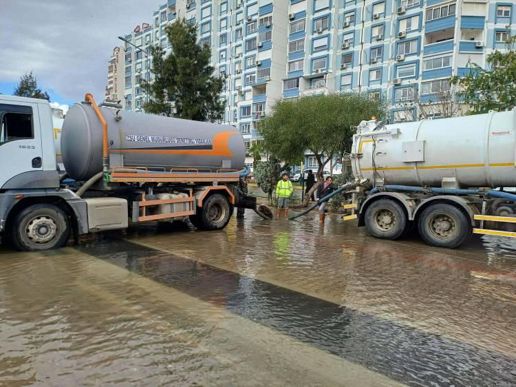 <p>Olası depremde İzmir'e ulaşımda sıkıntılar yaşanabileceğini aktaran Önalan, "İzmir'in körfezi ve uzun kıyı şeridinin avantaj olduğuna inanıyoruz. Kıyı şeridi, vapurlar modifiye edilerek hem hastane hem arama kurtarma olarak kullanılabilir. Bu deprem anıyla ilgili kaos planı. Deprem öncesinde de İzmir'de hızlı şekilde kentsel dönüşüm yapılması lazım. Bilhassa Alsancak'ta bulunan binaların birçoğu çok eski, temellerinde ciddi deformasyonlar ve korozyonlar var. Deniz suyu, kentin içine doğru girmiş durumda. Herhangi bir depremi beklemeden şu anda bile bu binaların birçoğunda deformasyonlar yaşanıyor. Dolayısıyla kentsel dönüşüm konusunda çok çabuk hareket etmek zorundayız" dedi.</p>

<p> </p>
