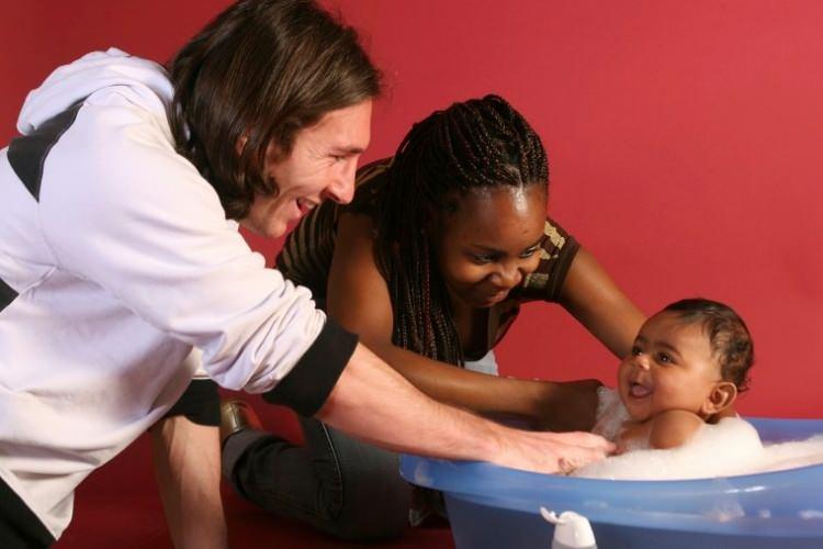 <p>Fotoğrafta 5 aylık olan Lamine Yamal'a Messi'nin banyo yaptırdığı görülüyor. Sosyal medyada gündem olan fotoğrafın bir yardım kampanyasında çekildiği ortaya çıktı. </p>
