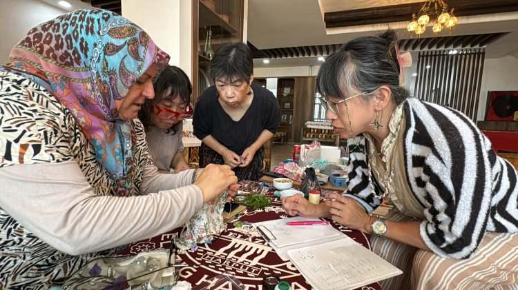 <p>Nonaka, "Bu kez iğne oyasını merak ederek, Elazığ'a geldik. Elazığ iğne oyasının geleneksel olarak ipekten yapıldığını öğrendik. Günümüz çok güzel geçiyor. Motifler öğrendik. Bu motiflerle birlikte geleneksel adetleri de öğreniyoruz." diye konuştu.</p>

<p>​</p>
