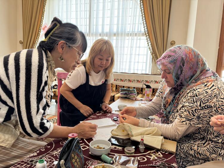 <p>Bu kapsamda Japonya’dan davet ettiği 4 arkadaşı ile Elazığ'a gelen Ikumi, Elazığ Belediyesi Hayme Ana Kadın Girişim Kooperatifi öncülüğünde tarihi Harput Mahallesi'nde iğne oyası öğreniyor.</p>

<p> </p>
