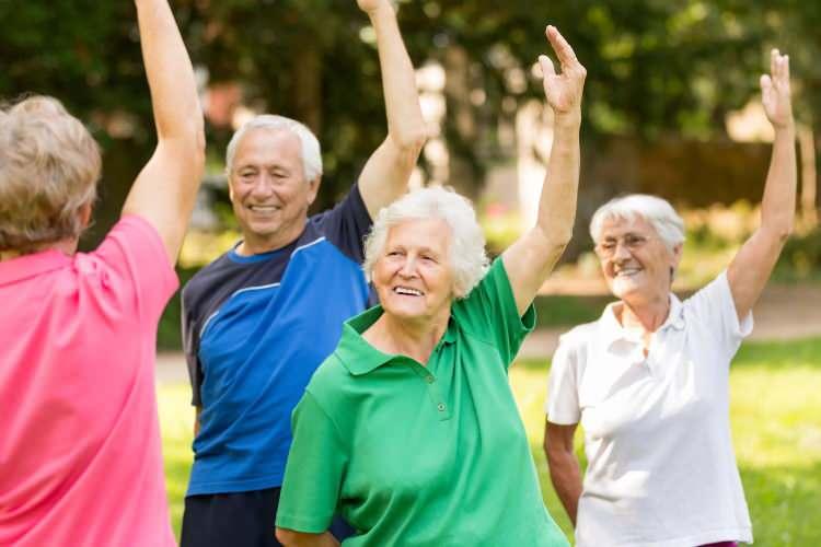 <p><strong>İngiltere'de yaşayan 100 yaşındaki Joyce Preston ise her sabah yoga gibi hafif egzersizler yaptığını aktararak yürüyüş ve yoga gibi kısa süreli yoğun egzersizlerin bile ömrü uzatabileceğine dikkat çekti. </strong></p>