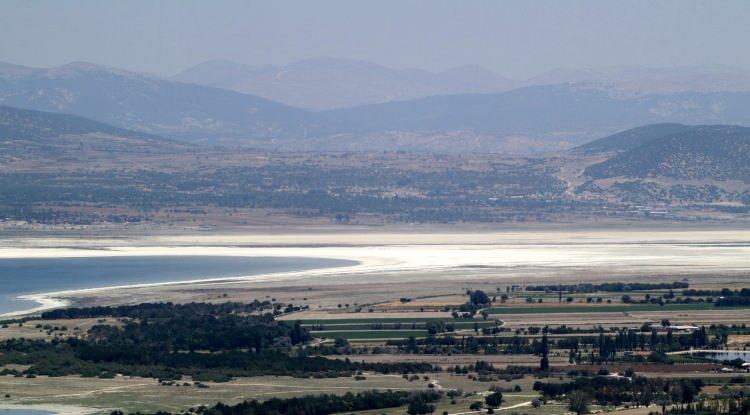 <p>Temmuz ve ağustosta kenti çok daha zor günler beklediğini ifade eden Dr. Onur, Burdur'da yaşanan susuzluğun 3 önemli nedeni olduğunu; bunların, mermer ocaklarının denetimsiz su kullanması, kaçak sondajların önüne geçilememesi ve tarımda yanlış sulama olduğunu anlattı.</p>
