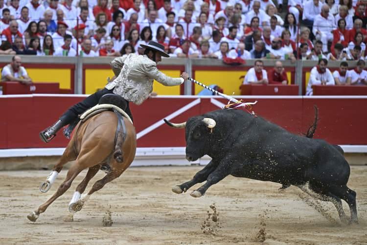 <p>Festival kapsamında Pamplona şehrinde boğa koşusu için geleneksel beyaz kıyafet giyip kırmızı fular takan binlerce kişi sokaklara çıktı.</p>
