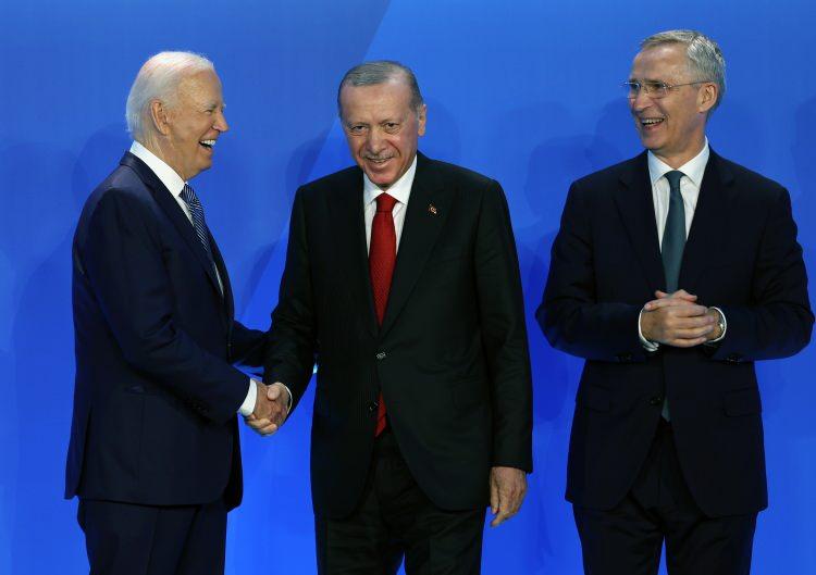 <p>Erdoğan, ABD Başkanı Joe Biden ve NATO Genel Sekreteri Jens Stoltenberg tarafından karşılandı.</p>
