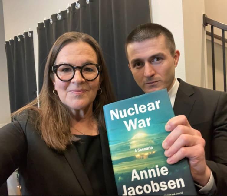 <p>Pulitzer adayı araştırmacı gazeteci Annie Jacobsen'in yeni kitabı Nükleer Savaş : Bir Senaryo'nun konusu, bunun birkaç dakika içinde nasıl gerçekleşebildiği.</p>

<p> </p>

<p>Tüyler ürpertici olay anlatımı, aralarında nükleer silah tasarımcılarının da bulunduğu üst düzey askeri yetkililer, siyasi figürler ve önde gelen uzmanlarla yapılan özel röportajlara dayanıyor.</p>
