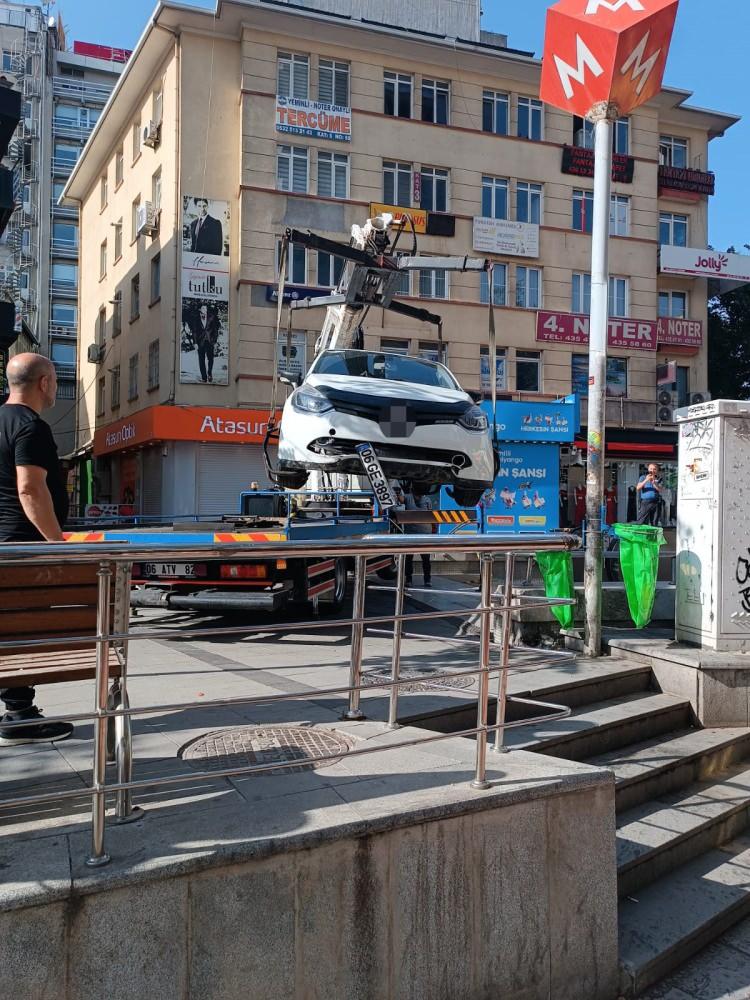 <p>Olay yerine gelen polis ekipleri olayla ilgili tutanak tutarak inceleme başlattı.</p>
