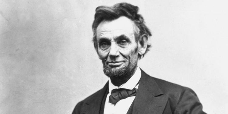 <p><strong>Abraham Lincoln</strong><br />
<br />
Eski ABD Başkanı Abraham Lincoln, 14 Nisan 1865'te eşi Mary Todd Lincoln ile Washington'da "Amerikalı Kuzenimiz" adlı komedi oyununun özel bir gösterimine katıldıkları sırada suikasta uğradı.</p>
