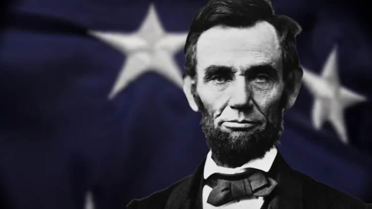 <p>Saldırıdan bir gün sonra hayatını kaybeden Lincoln, öldürülen ilk ABD başkanı oldu.</p>

<p>Suikasttan iki yıl önce İç Savaş sırasında Lincoln, Konfederasyon içindeki kölelere özgürlük tanıyan Özgürlük Bildirgesi'ni yayınlarken, siyahların haklarına verdiği destek öldürülme sebebi olarak gösterildi.</p>
