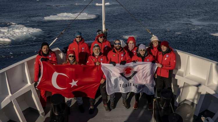 <p>4. Ulusal Arktik Bilimsel Araştırma Seferi Lideri Prof. Ersan Başar, Tromso’dan başladıkları zorlu gemi seferinde 4 gün boyunca çok büyük dalgalarla mücadele etmek zorunda kaldıklarını ifade ederek, şunları söyledi:</p>

<p> </p>

<p><strong>“Rotamız üzerinde bulunan tüm istasyonlarımızda bilimsel çalışmalarımızı sürdürdük, örnekleri aldık. Özellikle deniz bilimleri alanında birçok çalışma yürütülüyor. </strong></p>
